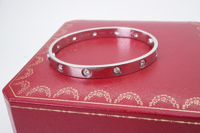 投稿記事「カルティエ ラブ フル ダイヤ ブレスを買取しました！」の商品画像