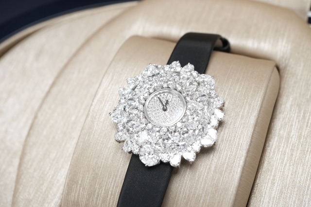 投稿記事「ハリーウィンストン　カレイドスコープを買取しました！」の商品画像