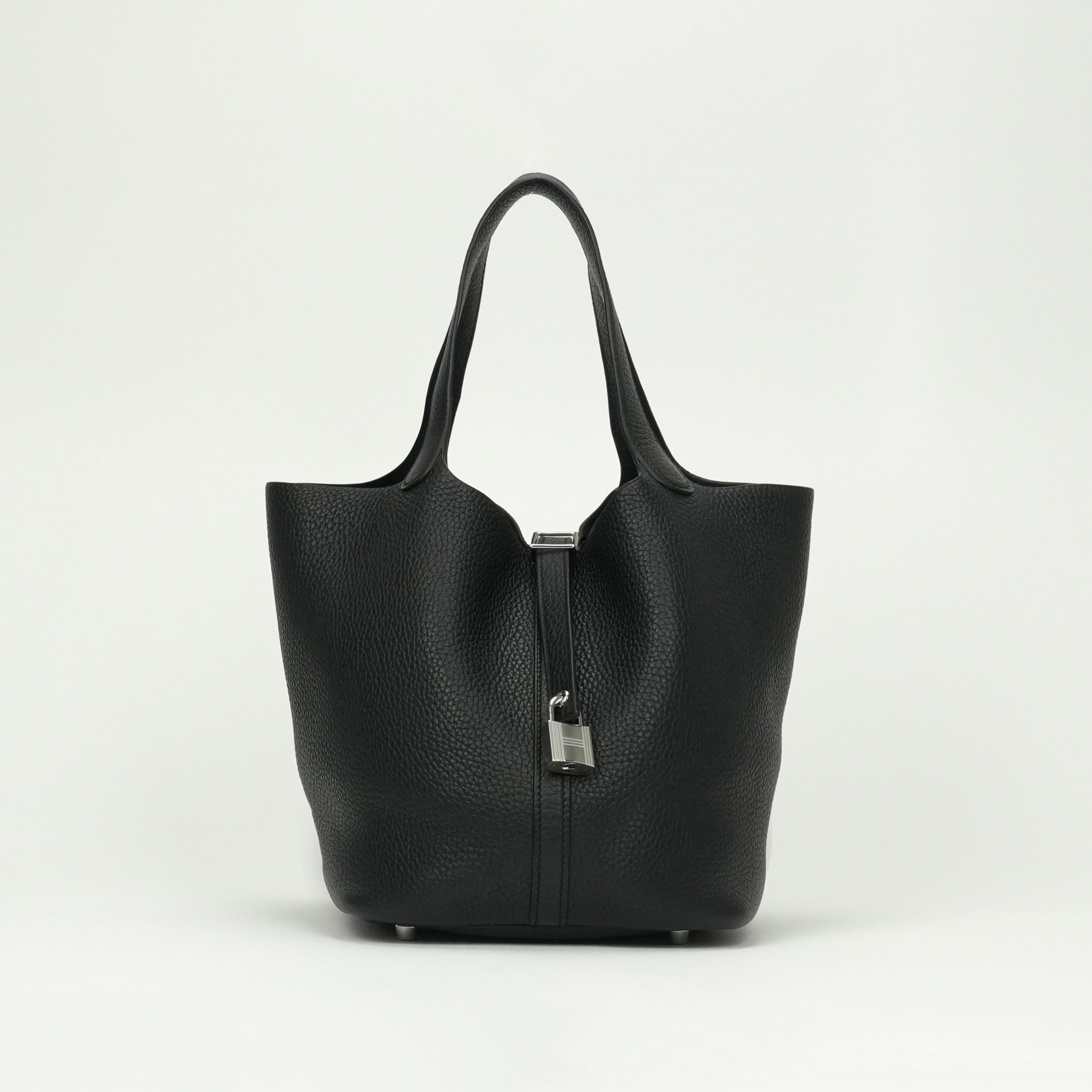 投稿記事「エルメス トリヨンクレマンス ピコタンロックＭＭ シルバー金具を買取しました！」の商品画像