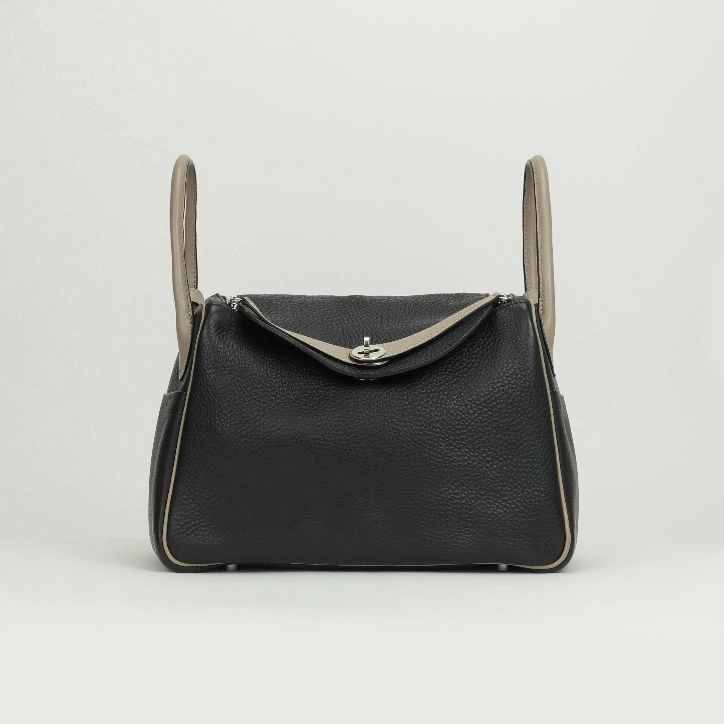 投稿記事「エルメス リンディ30 トリヨンクレマンス ブラック×エトゥープ シルバー金具を買取しました！」の商品画像