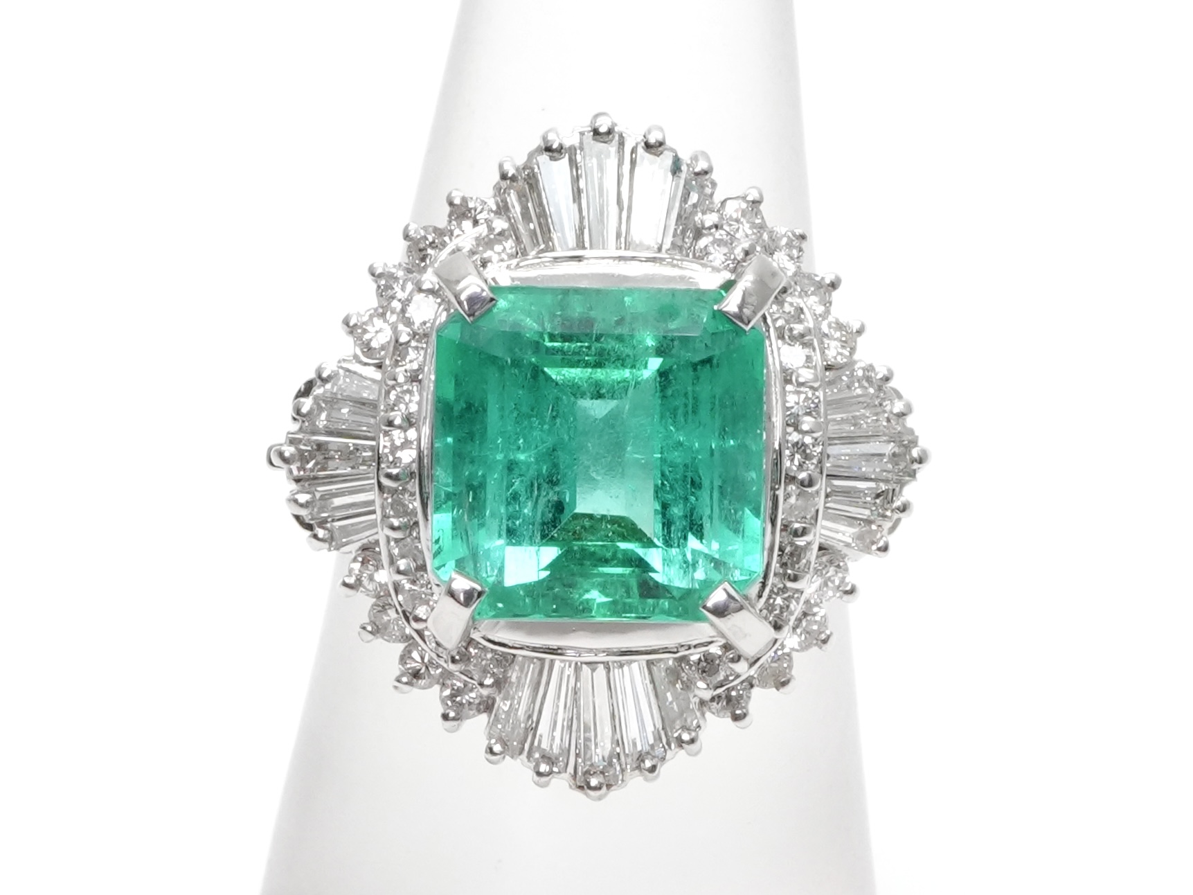 投稿記事「エメラルド ダイヤ リング Pt900 5.29ct D1.40ctを買取しました！」の商品画像