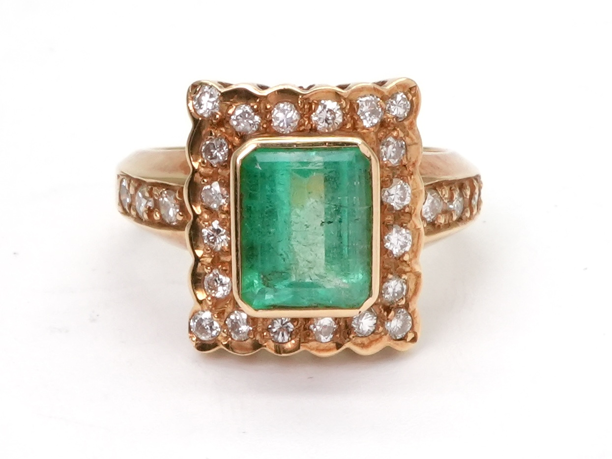 投稿記事「エメラルド ダイヤ リング K18 1.76ct 0.46ctを買取しました！」の商品画像