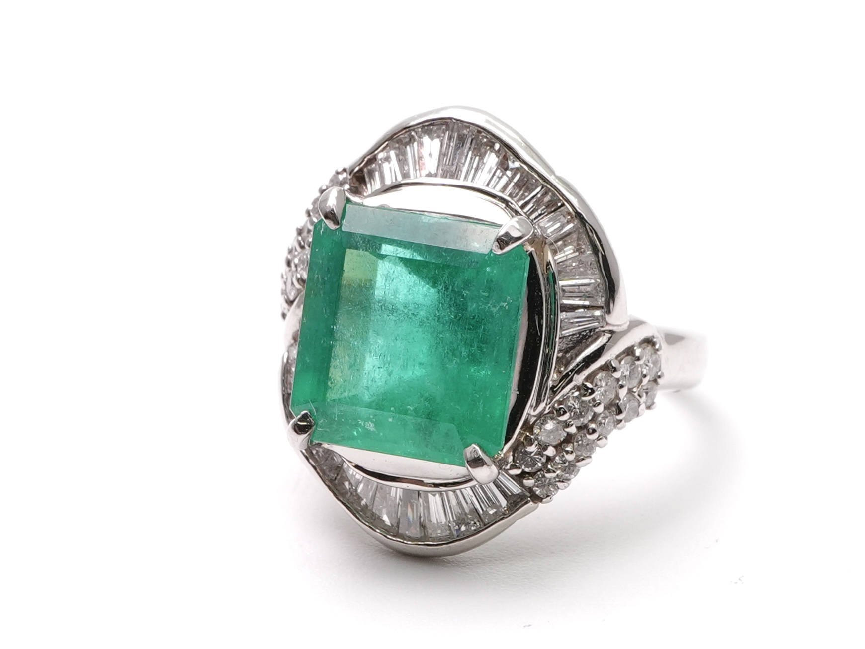 投稿記事「エメラルド ダイヤ リング Pt900 5.17ct D0.80ctを買取しました！」の商品画像