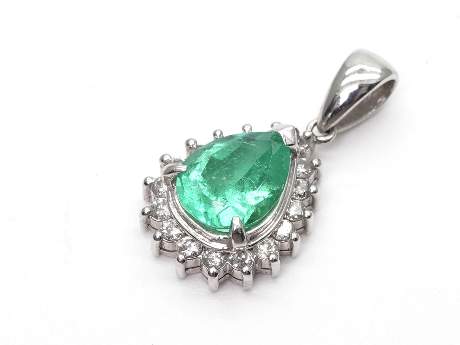 投稿記事「エメラルド ダイヤ ネックレストップ Pt900 1.47ct D0.30ctを買取しました！」の商品画像