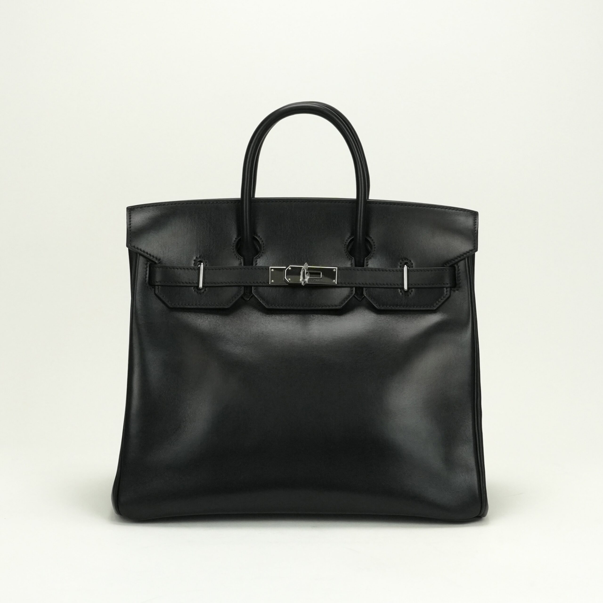 投稿記事「エルメス オータクロア32 ブラック ボックスカーフ シルバー金具を買取しました！」の商品画像