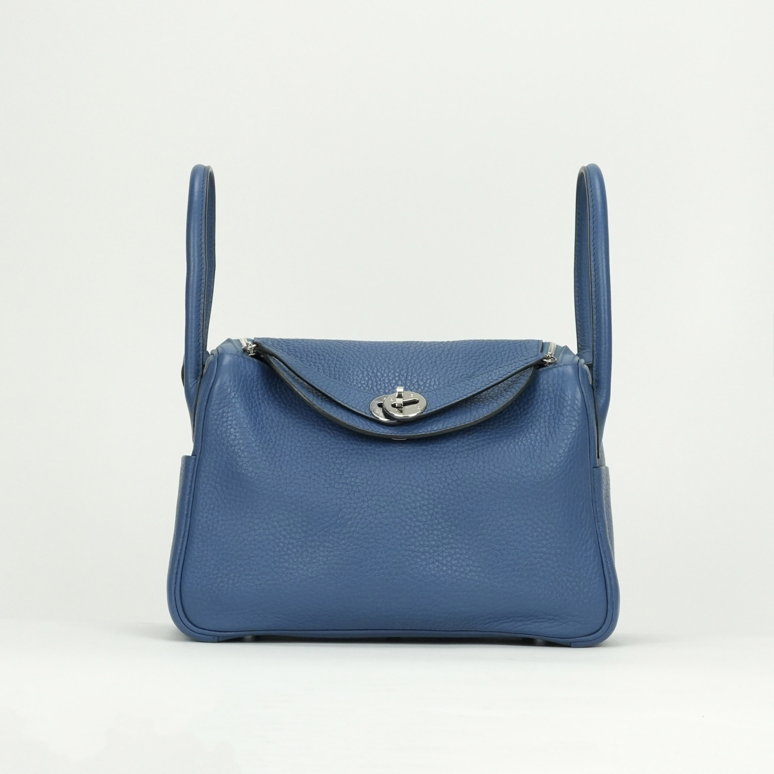 投稿記事「エルメス リンディ26 ヴェルソ トリヨンクレマンス ブルーアガット×グリムエット シルバー金具を買取しました！」の商品画像