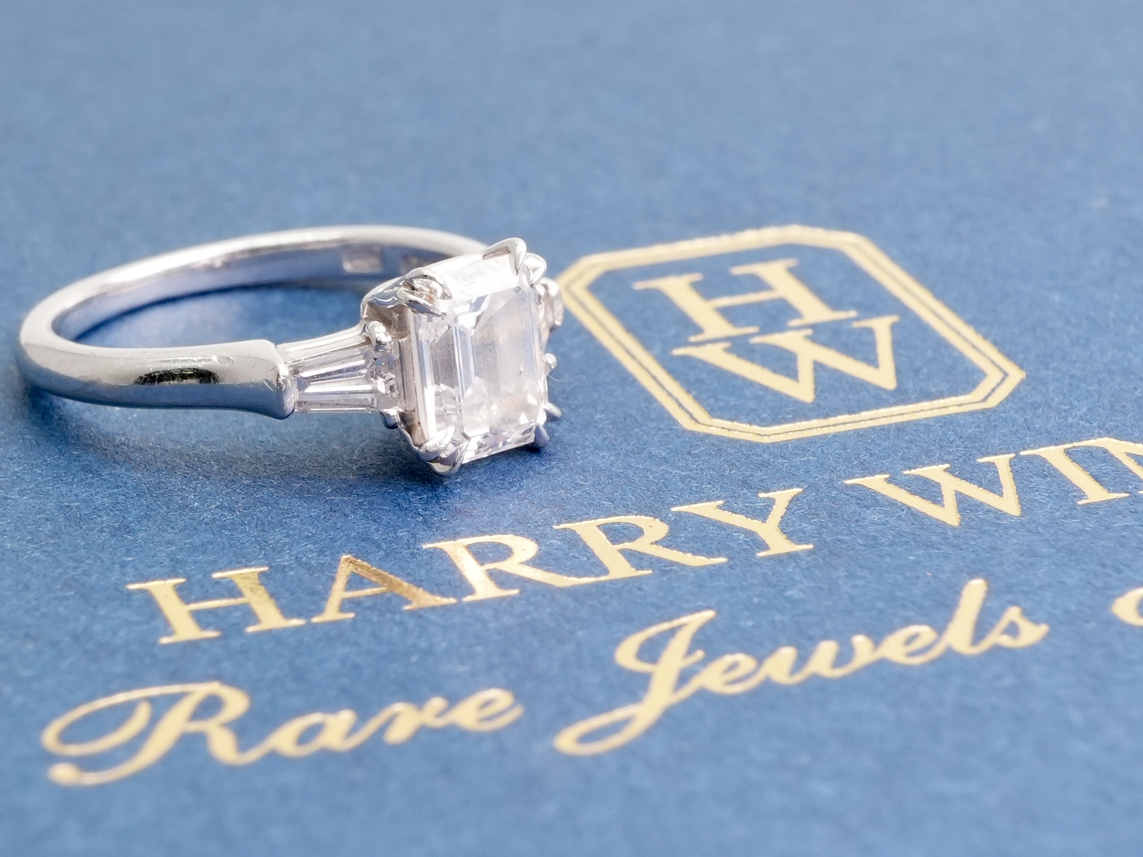 投稿記事「ハリーウィンストン クラシック ダイヤリング エメラルドカット を買取しました！」の商品画像