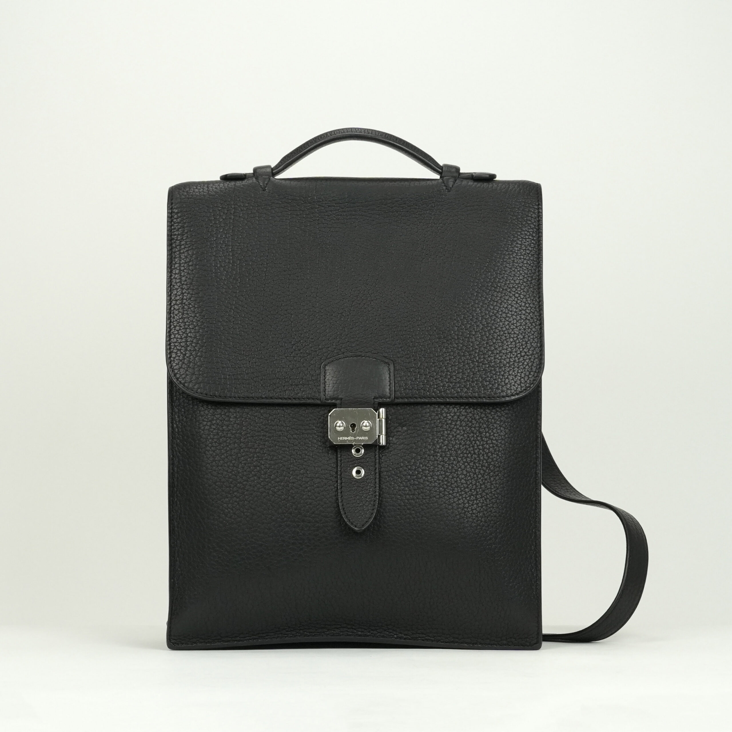 投稿記事「エルメス サックアデペッシュDPLゴールド Ｗ28 フィヨルド ブラック シルバー金具を買取しました！」の商品画像