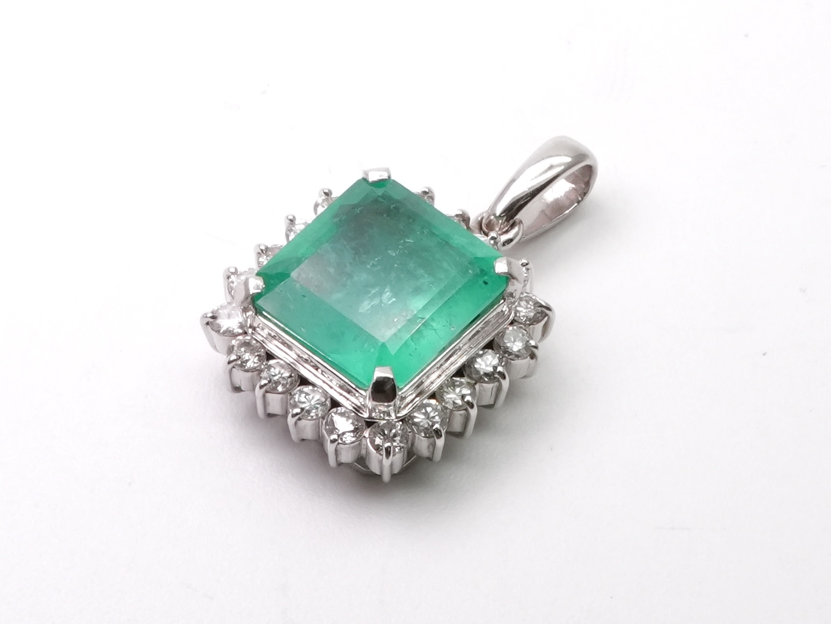 投稿記事「エメラルド ダイヤ トップ pt900 E4.42ct D0.71ct を買取しました！」の商品画像