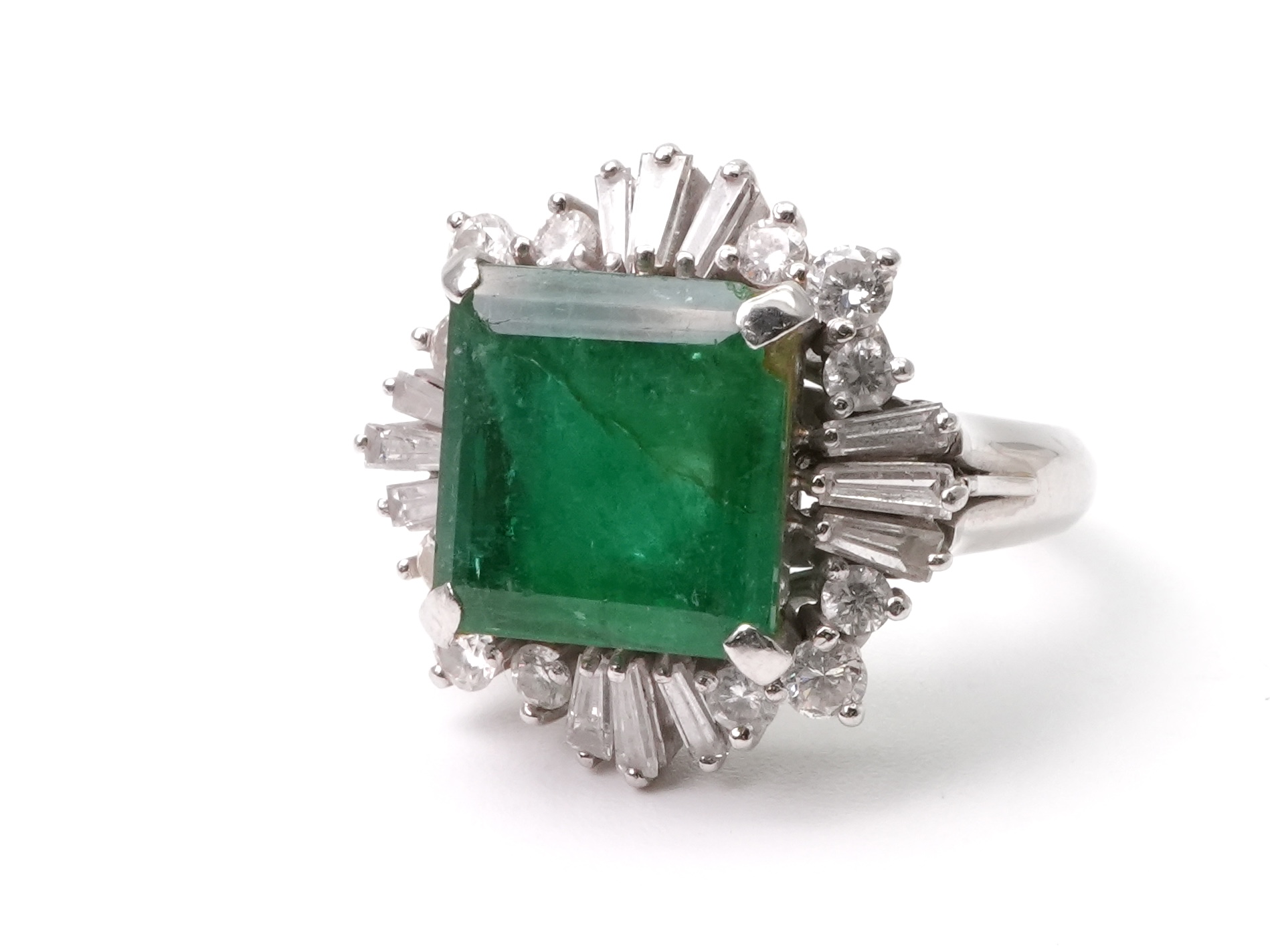 投稿記事「エメラルド ダイヤ リング pt900 E4.86ct D1.45ctを買取しました！」の商品画像