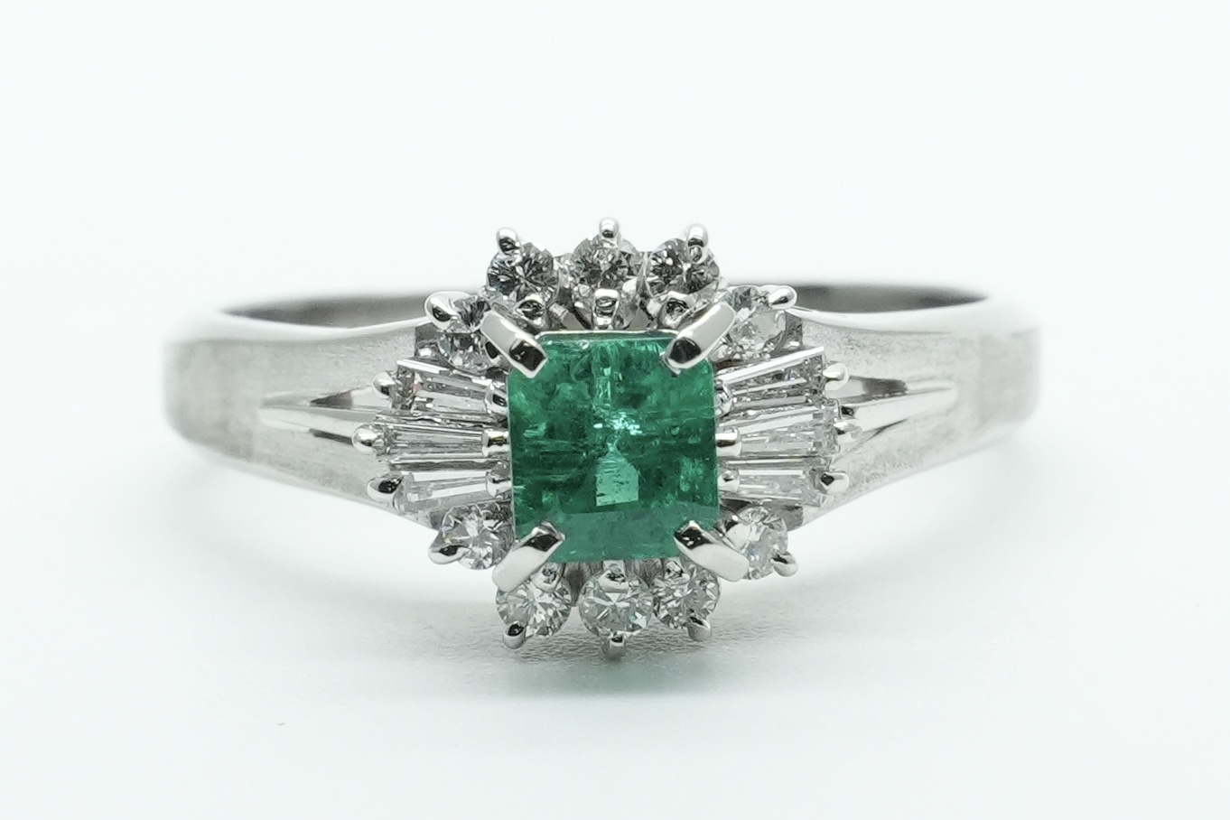 投稿記事「エメラルド ダイヤ リング Pt900 0.557ct D0.33ctを買取しました！」の商品画像