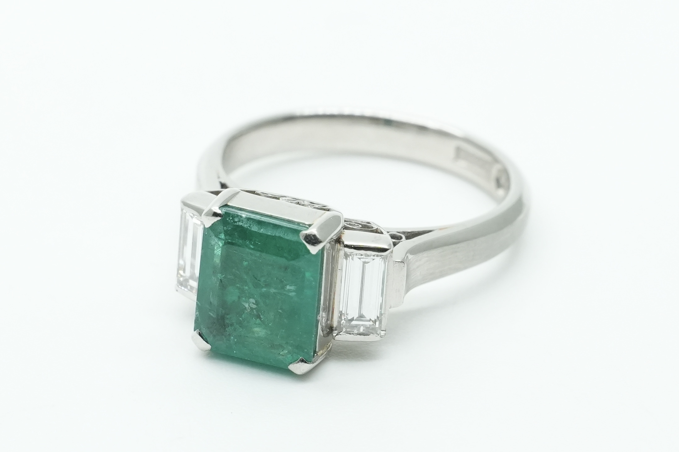 投稿記事「エメラルド ダイヤ リング Pt9001.35ct D0.5ctを買取しました！」の商品画像