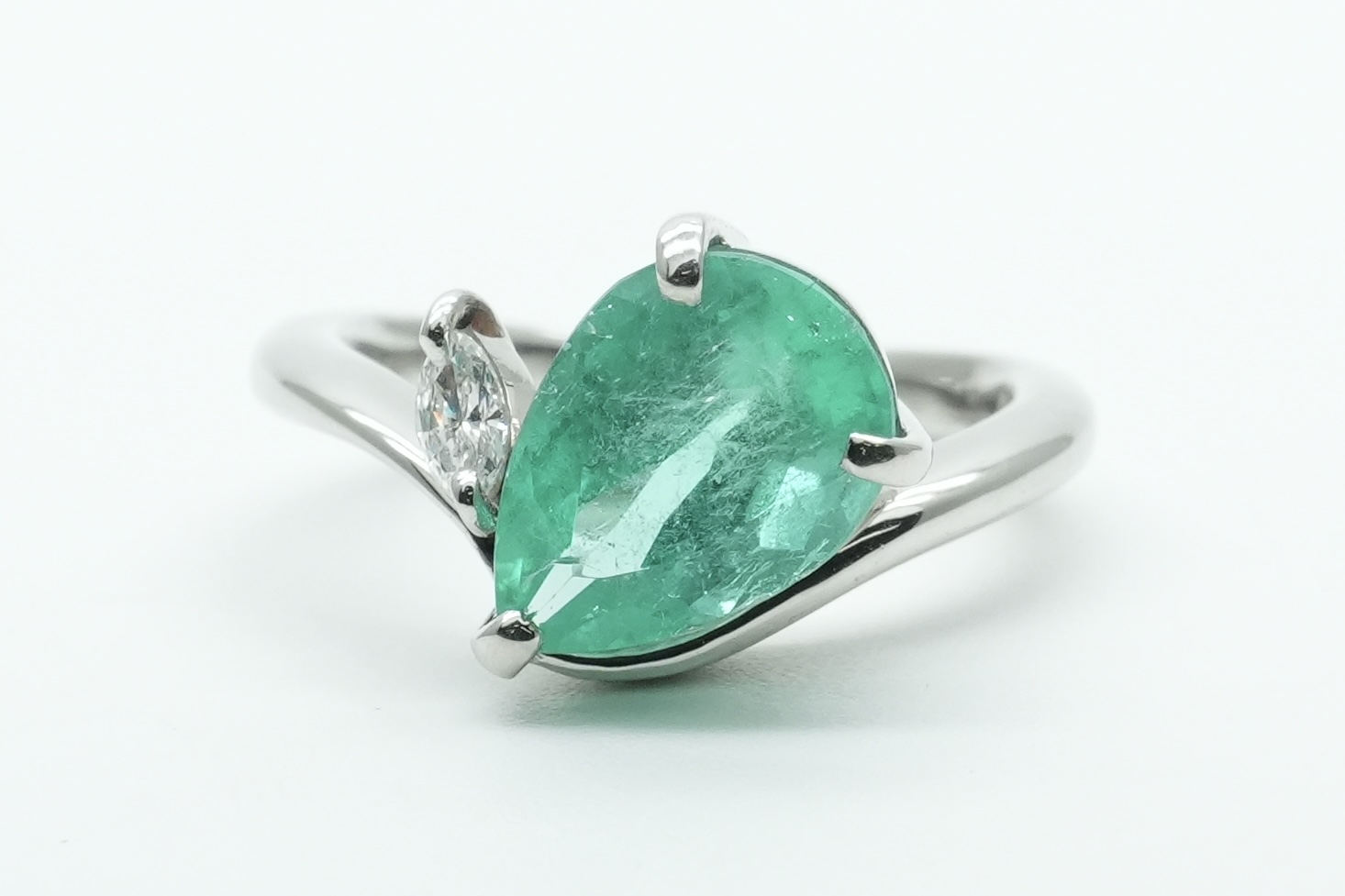 投稿記事「エメラルド ダイヤ リング pt900 2.44ct D0.03ctを買取しました！」の商品画像