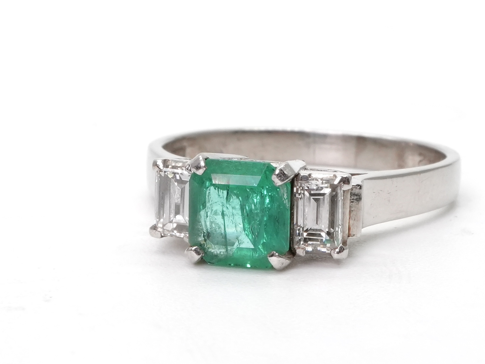 投稿記事「エメラルド ダイヤ リング Pm900 0.69ct D0.42ctを買取しました！」の商品画像