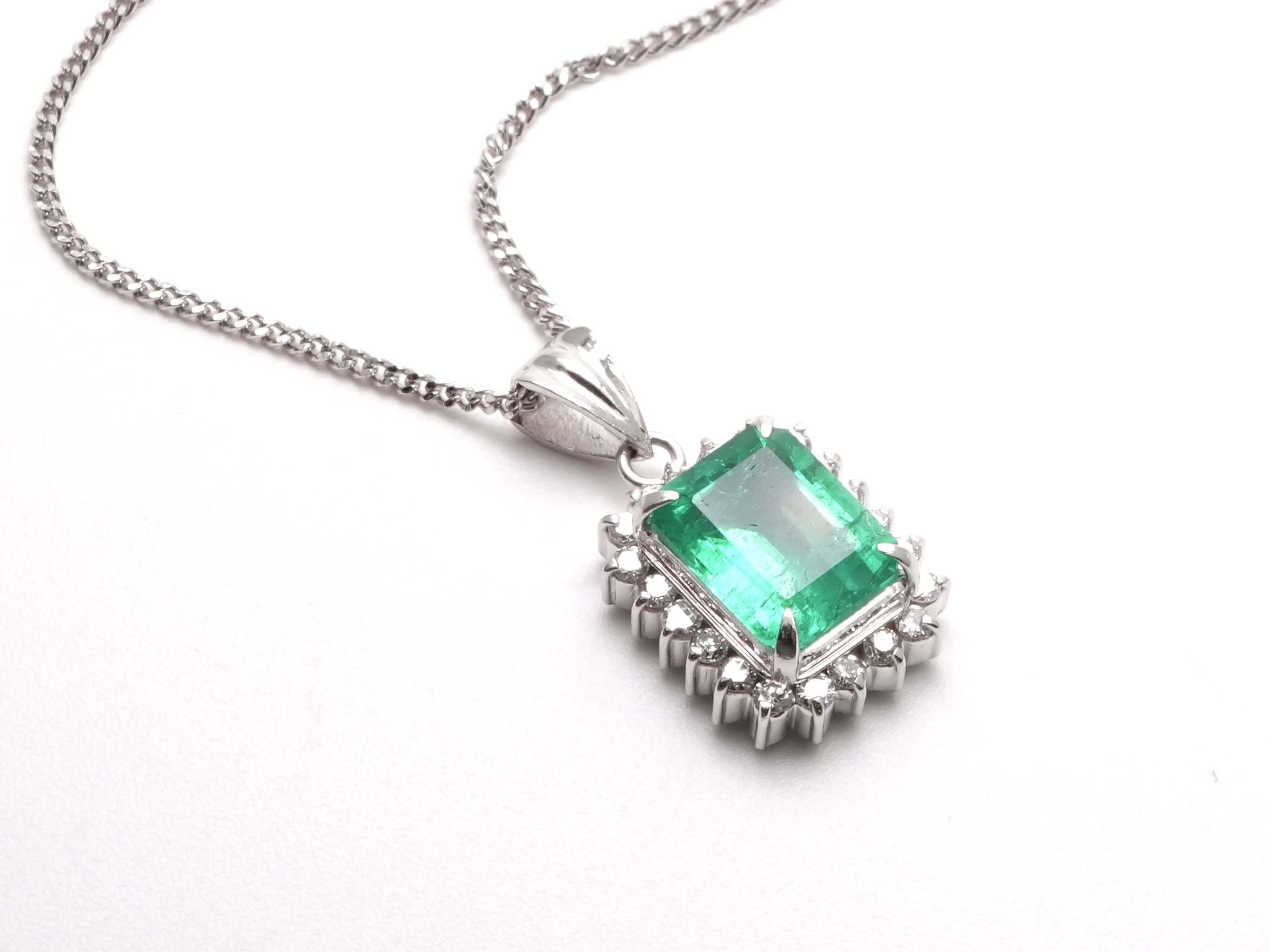 投稿記事「エメラルド ダイヤネックレス Pt900/Pt8502.05ct 0.32ctを買取しました！」の商品画像