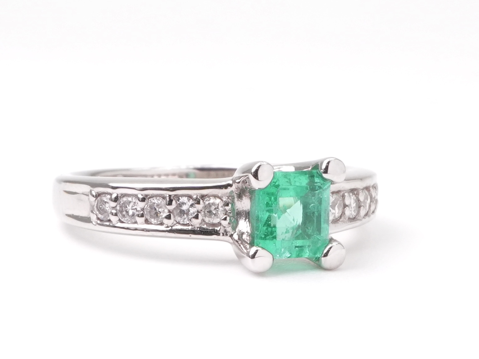 投稿記事「エメラルド ダイヤリング Pt900 0.50ct 0.15ctを買取しました！」の商品画像