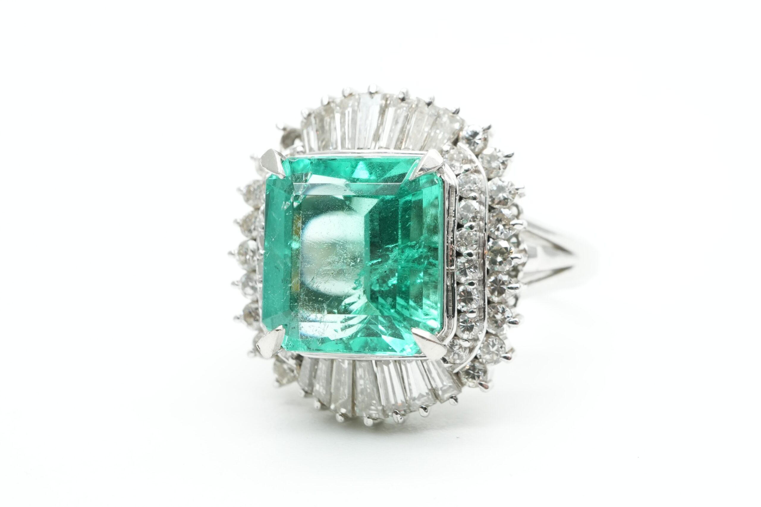 投稿記事「エメラルド ダイヤ リング Pt900 3.74ct D1.06ct を買取しました！」の商品画像