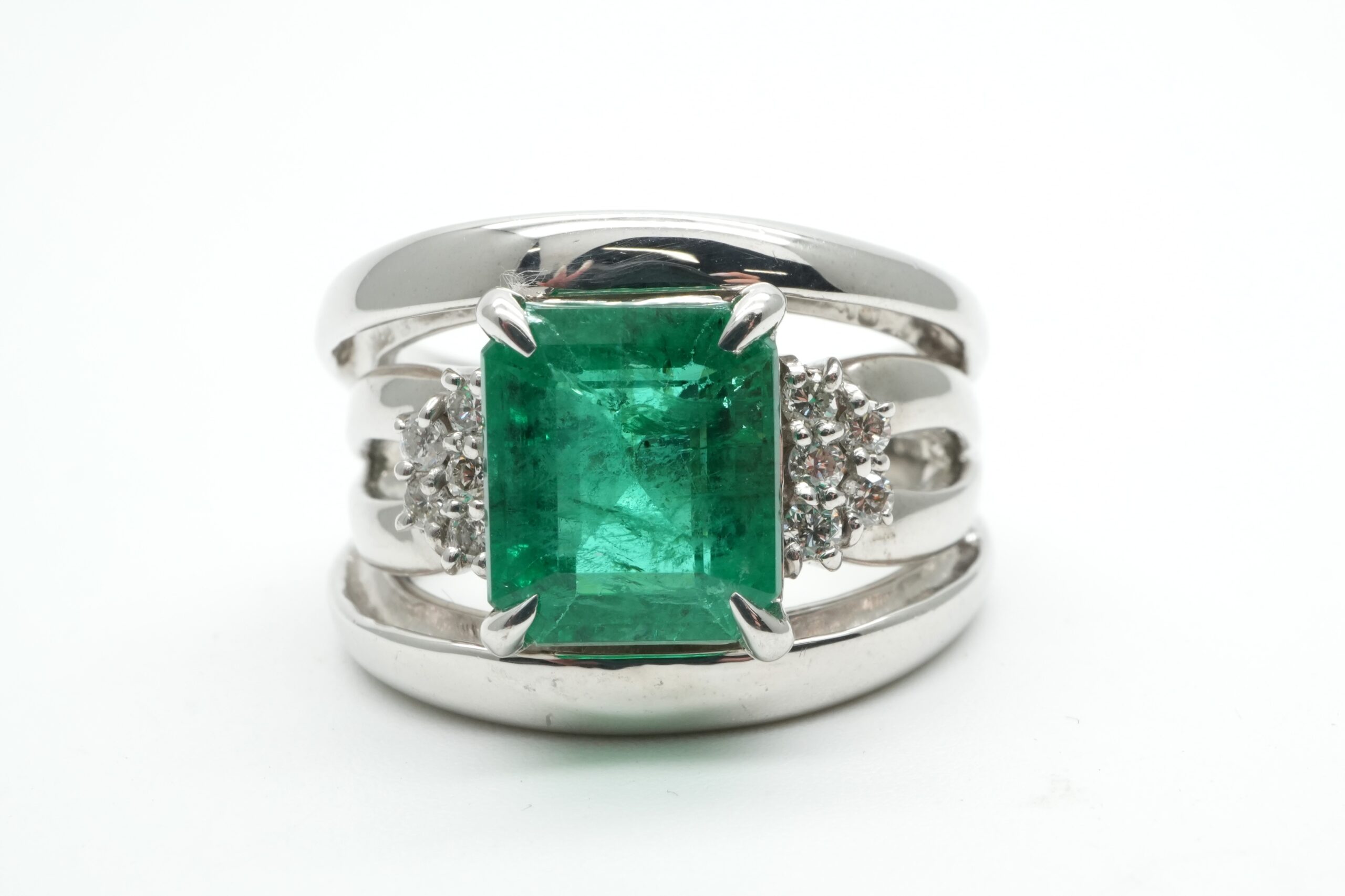 投稿記事「エメラルド ダイヤ リング K18WG 3.10ct D0.20ct を買取しました！」の商品画像