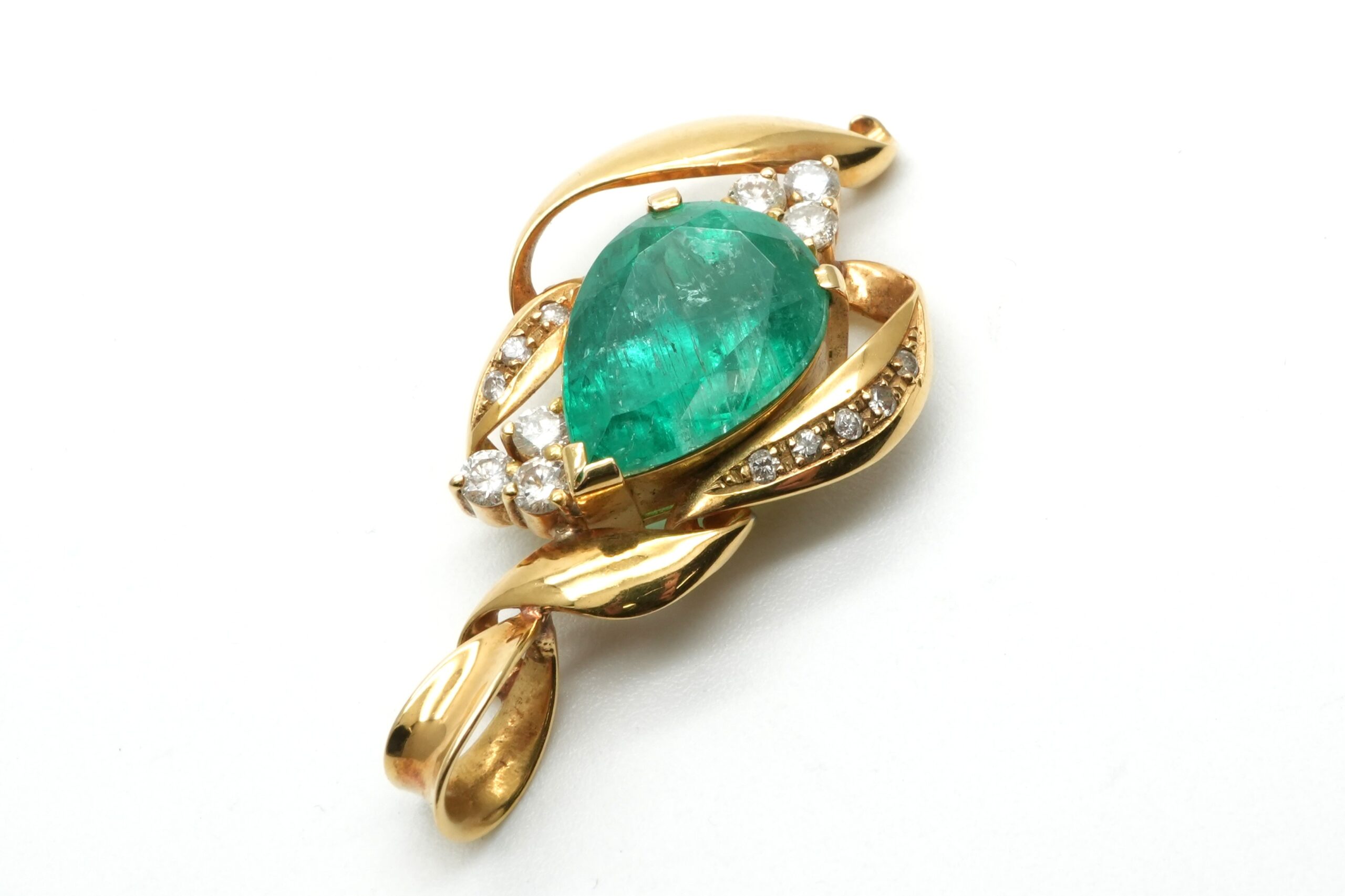 投稿記事「エメラルド ダイヤ トップ K18 4.97ct D0.37ct を買取しました！」の商品画像