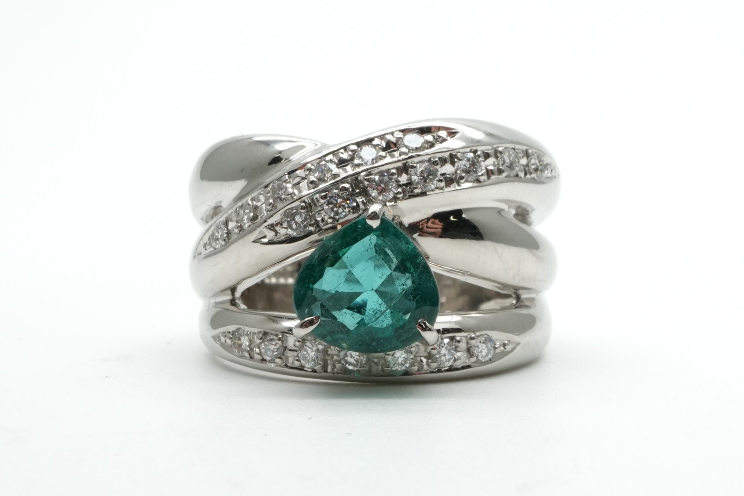 投稿記事「エメラルド ダイヤ リング Pt900 1.279ct D0.25ctを買取しました！」の商品画像
