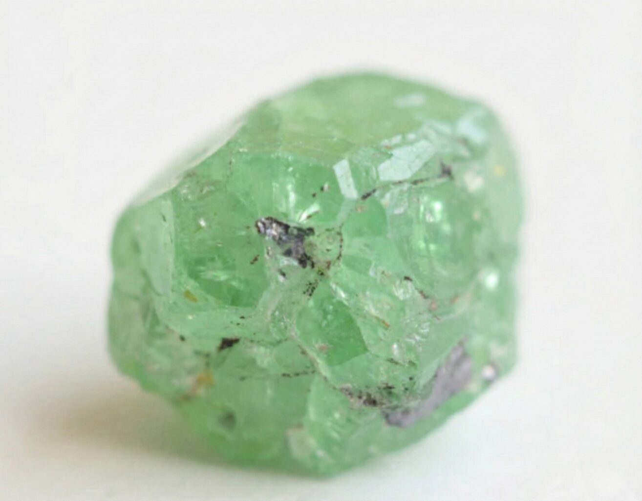 淡い緑色をしたグリーンガーネットの小さな原石のイメージ画像