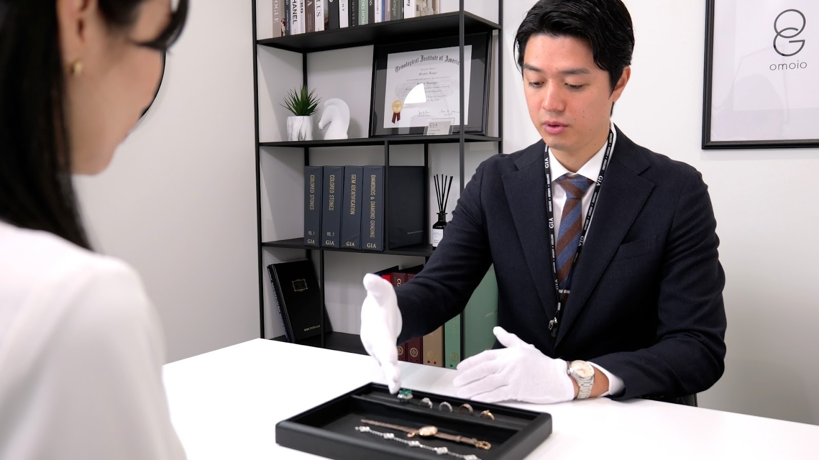 男性鑑定士が女性のお客様を接客している