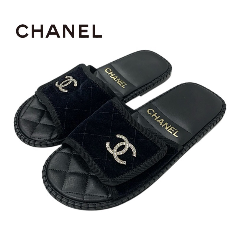 投稿記事「シャネル ベロア マトラッセ ココマーク ラインストーン フラットサンダル ブラックを買取しました！」の商品画像