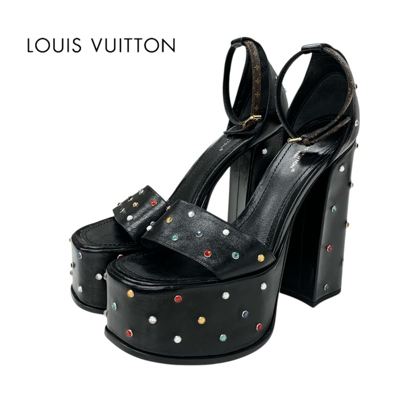 投稿記事「ルイヴィトン フェイムライン レザー モノグラム アンクルストラップ ラインストーン ヒールサンダル ブラックを買取しました！」の商品画像