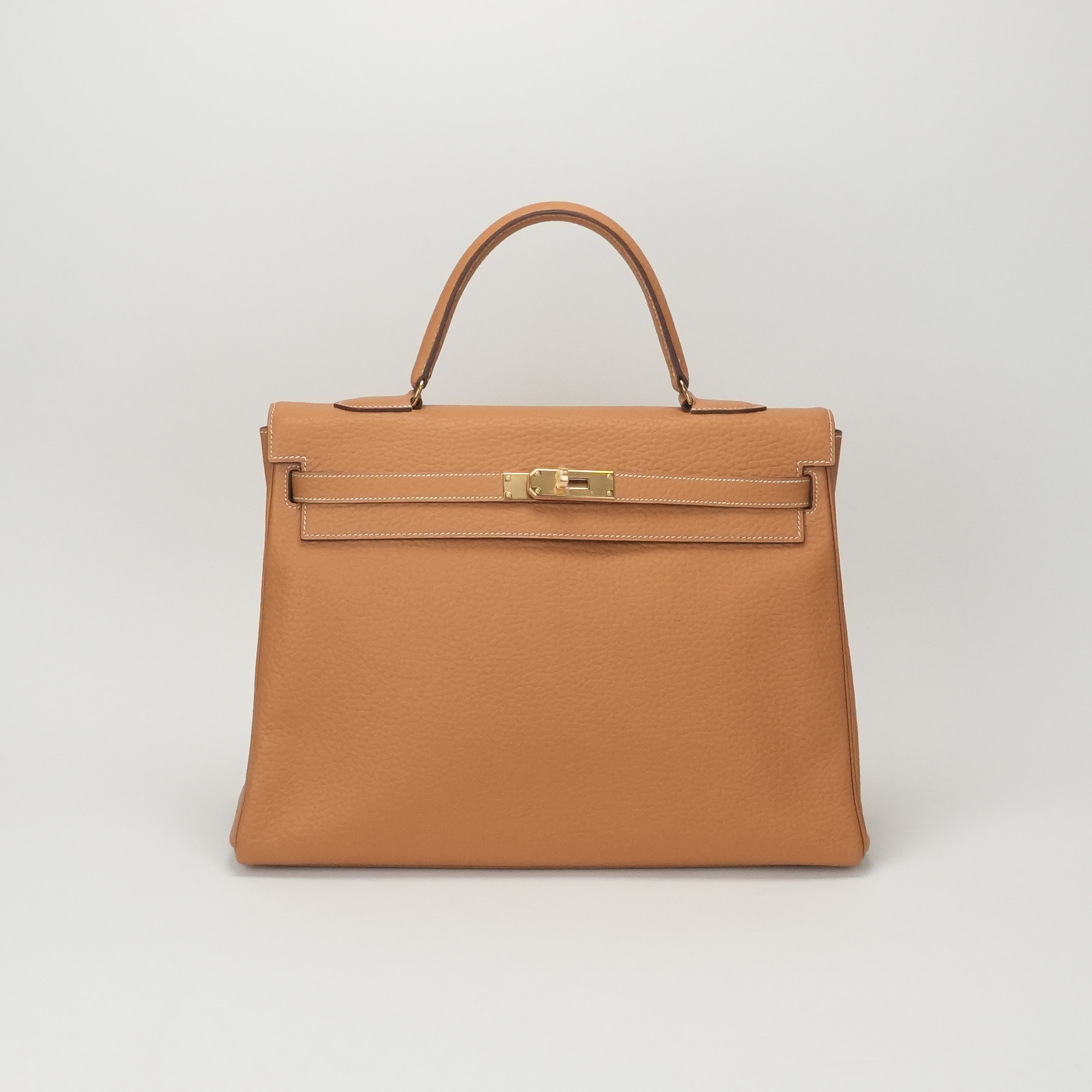 投稿記事「エルメス ケリー35 ヴェルソ フィヨルド ナチュラル×ゴールド ゴールド金具を買取しました！」の商品画像