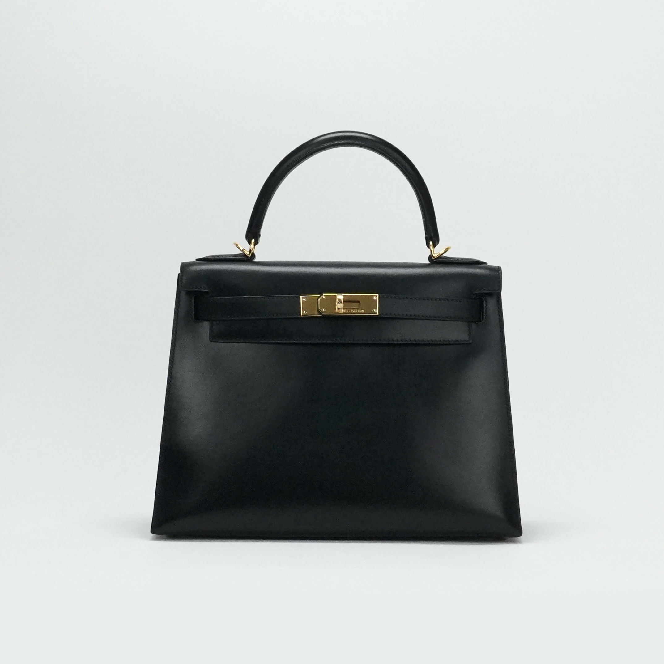投稿記事「エルメス ケリー28 外縫い ボックスカーフ ブラック ゴールド金具を買取しました！」の商品画像