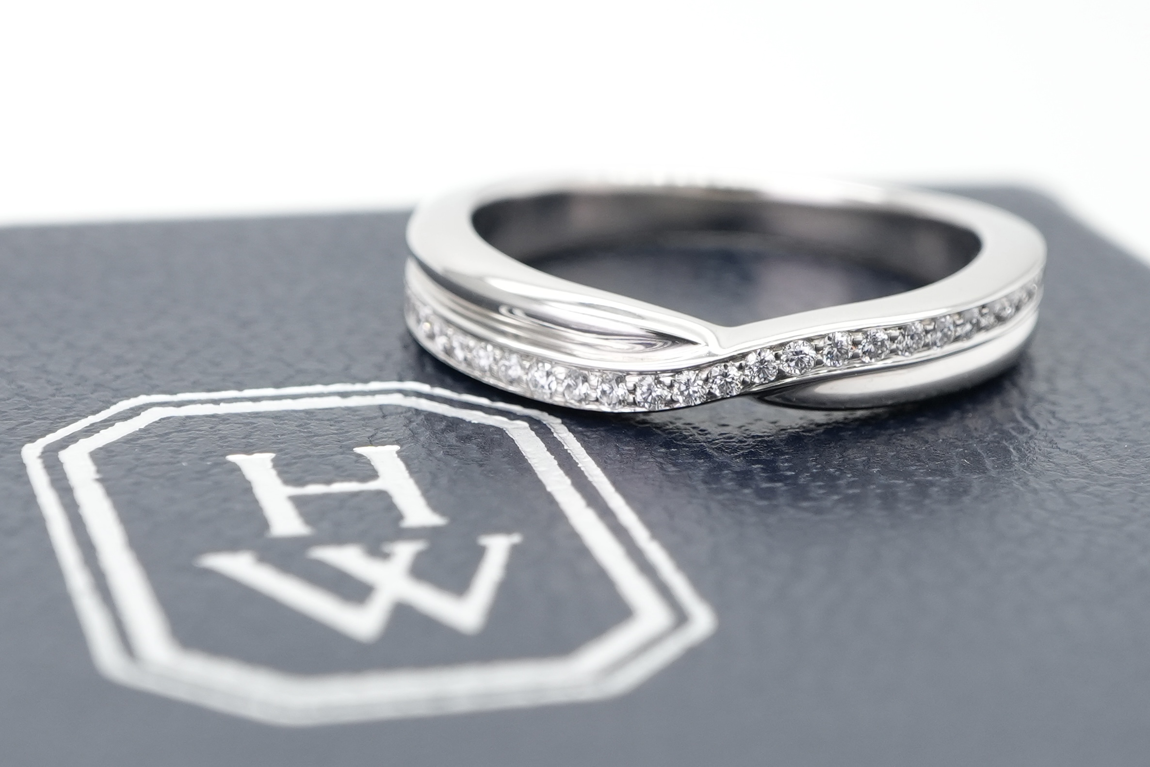 投稿記事「ハリーウィンストン ワンロウパヴェ バンド ダイヤ リング を買取しました！」の商品画像