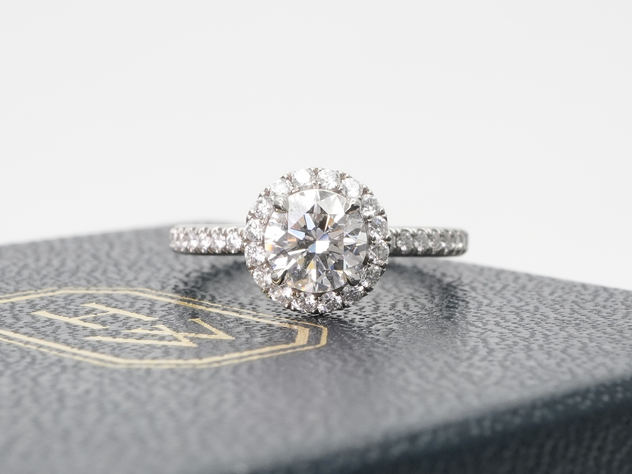 投稿記事「ハリーウィンストン マイクロパヴェ・バンドリング ハーフエタニティ を買取しました！」の商品画像