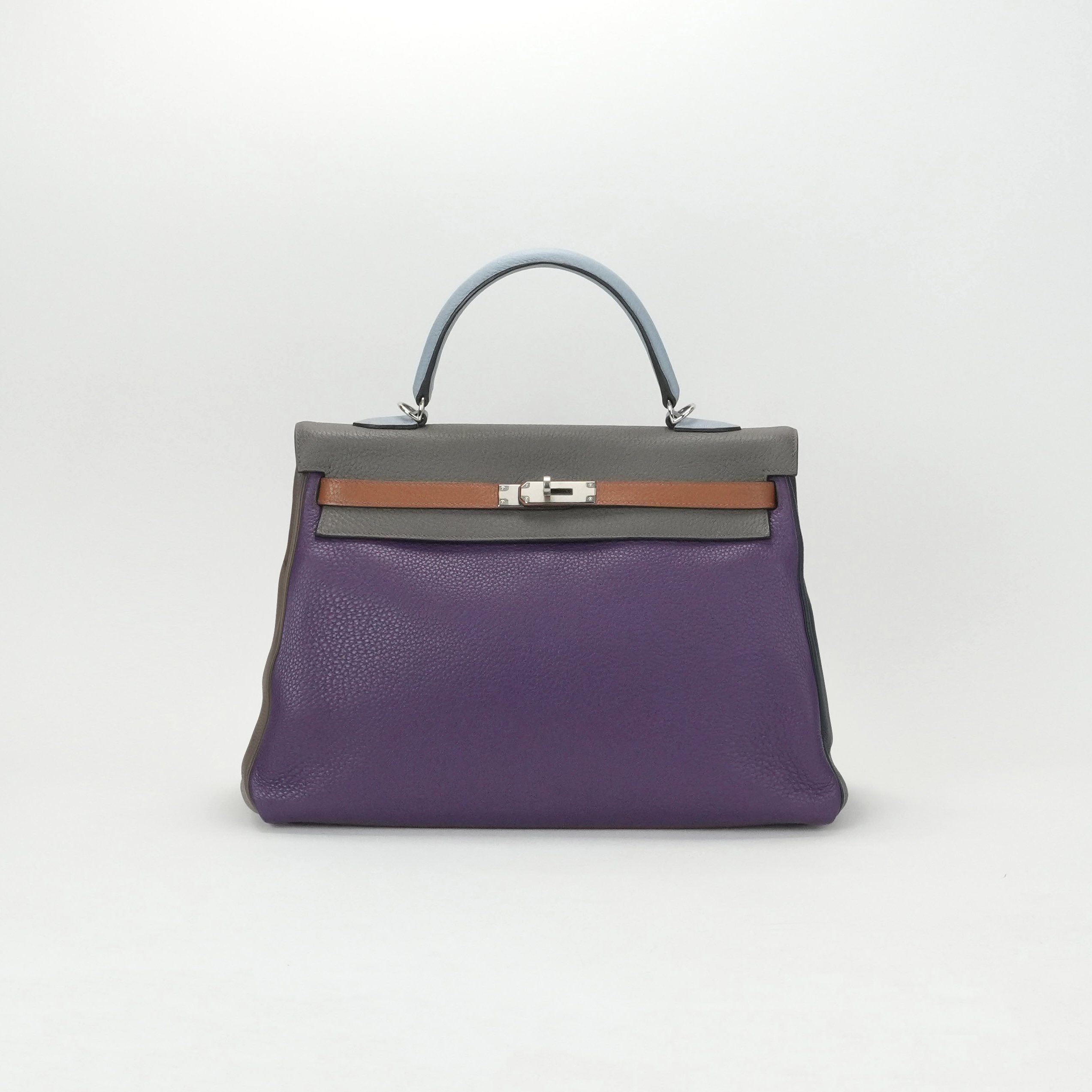 投稿記事「エルメス ケリー32 内縫い トリヨンクレマンス アルルカン ウルトラバイオレット×エタン×ブルーラン×ゴールド×エトゥープ×ブルーオブスキュール シルバー金具を買取しました！」の商品画像