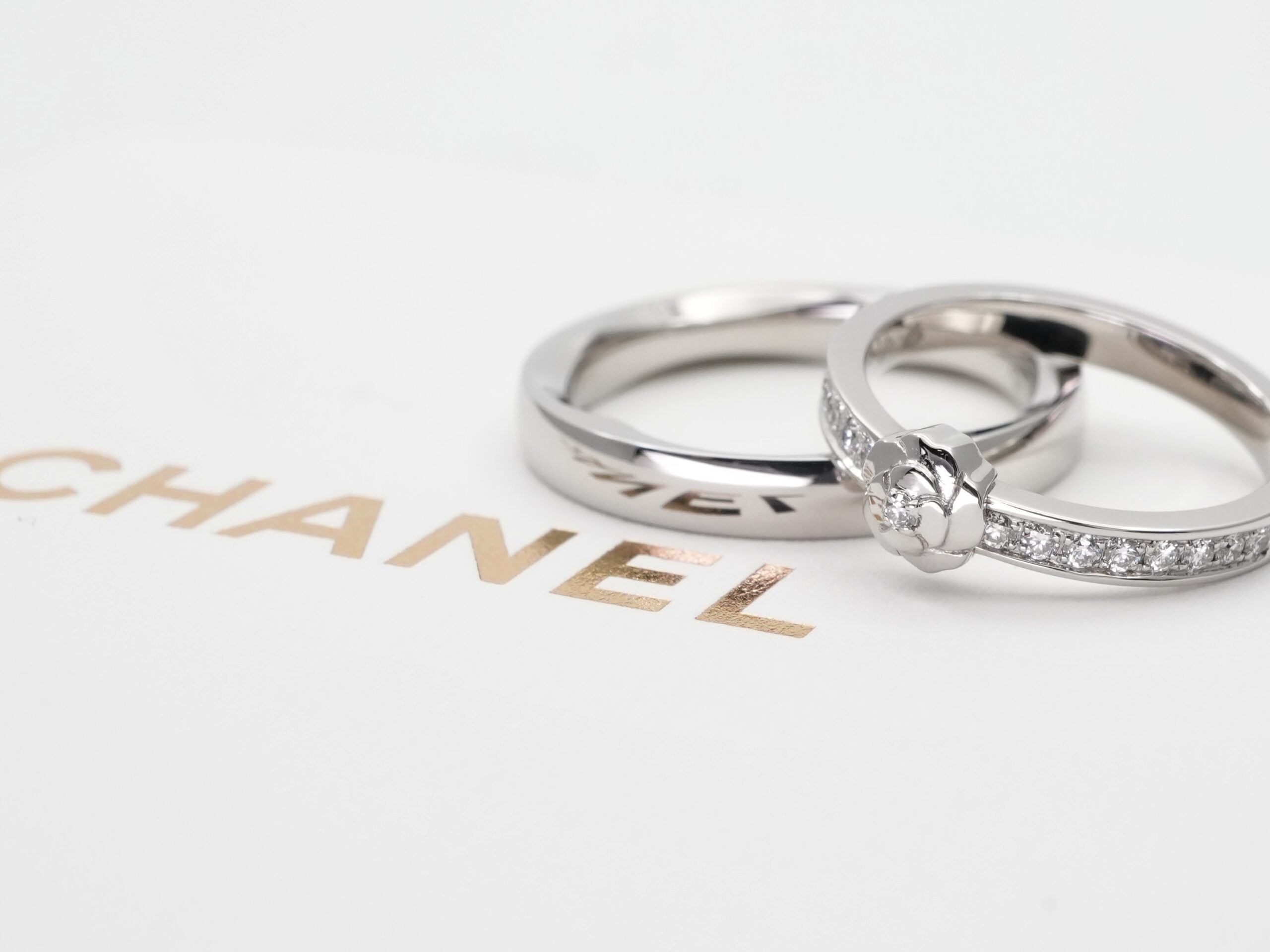 投稿記事「シャネル カメリア ペア 1P ダイヤリングを買取しました！」の商品画像