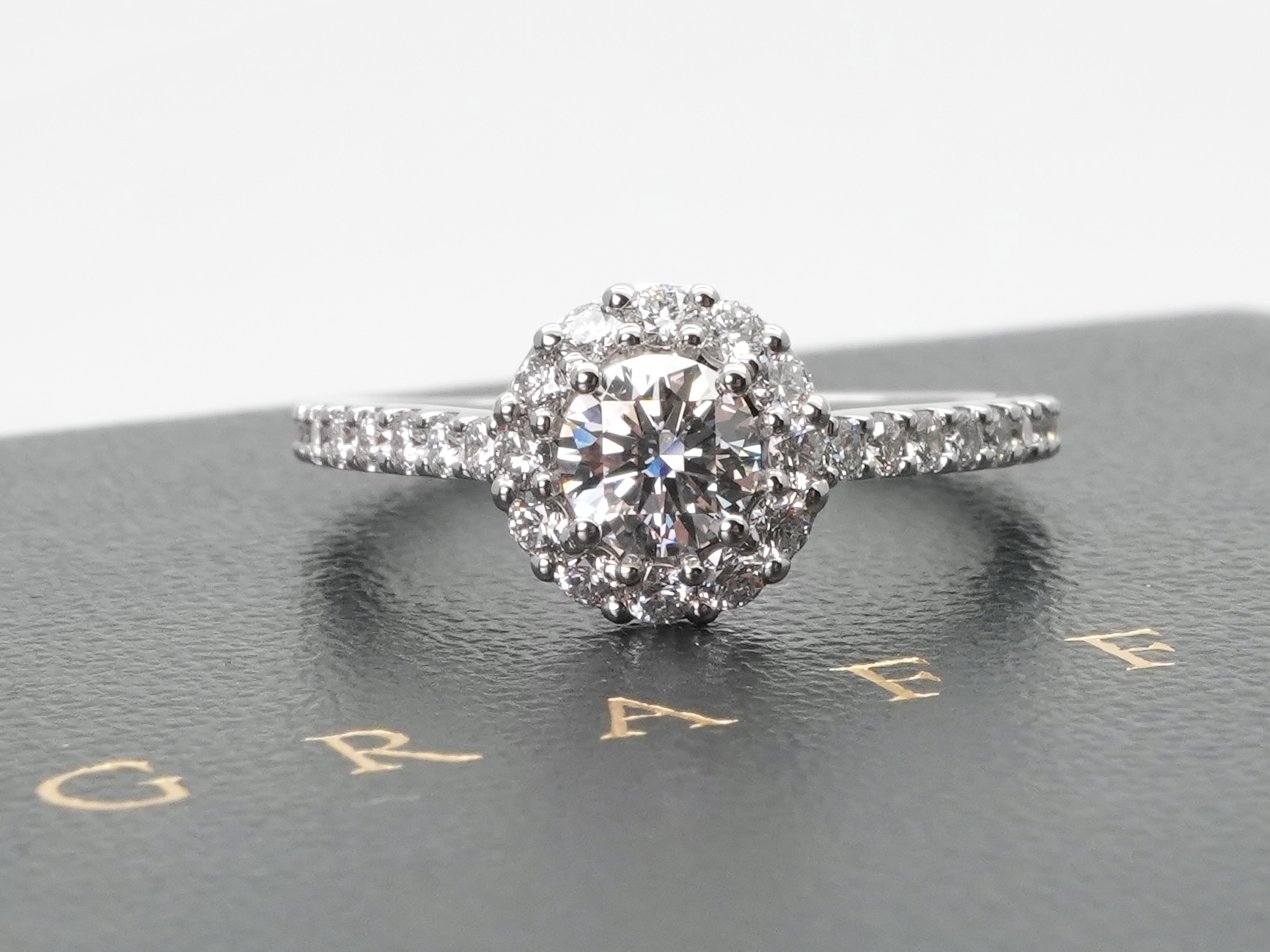 投稿記事「グラフ アイコン ラウンド ダイヤモンド エンゲージメントリング を買取しました！」の商品画像