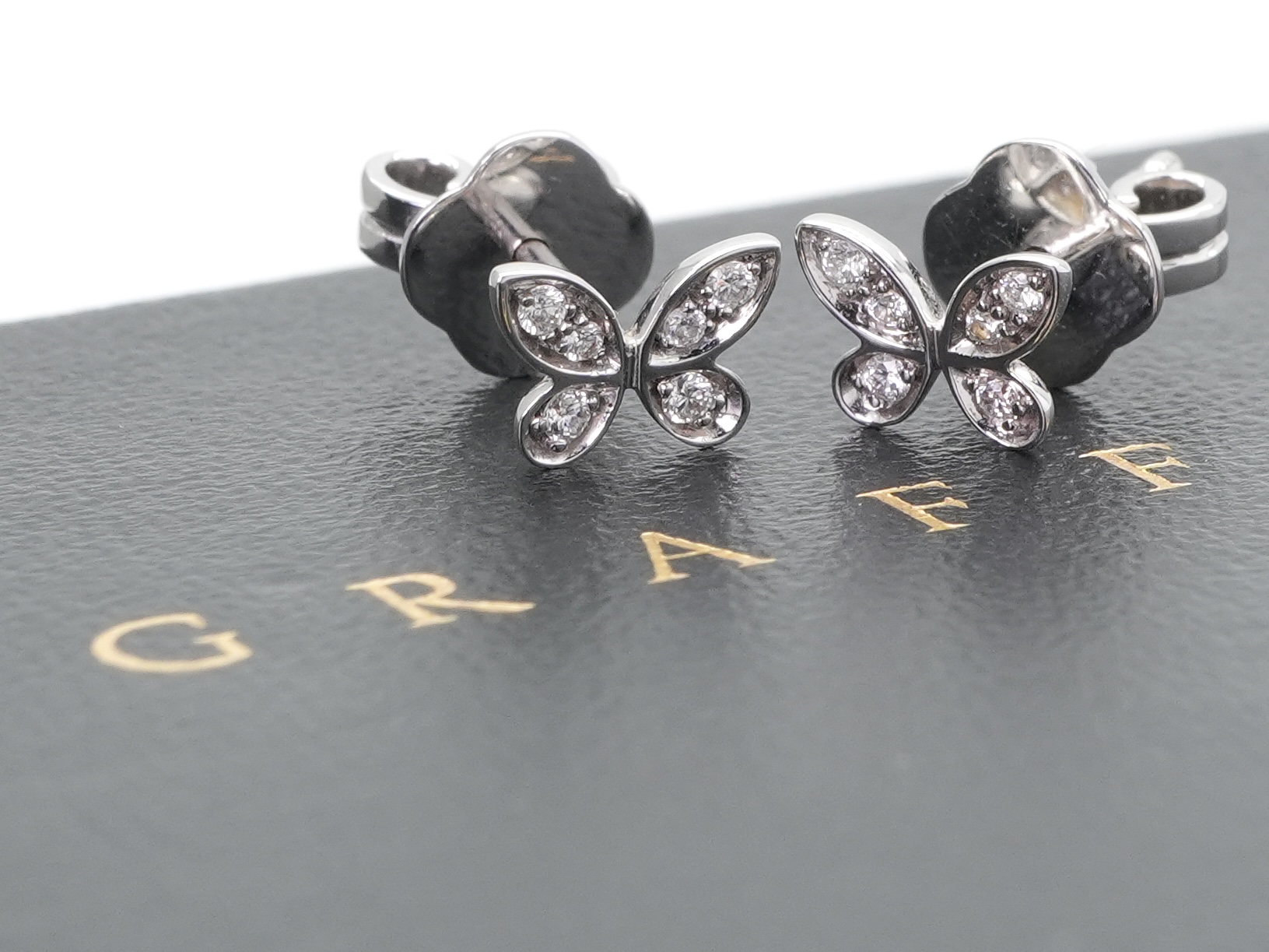 投稿記事「グラフ バタフライ パヴェ ダイヤ ピアス を買取しました！」の商品画像