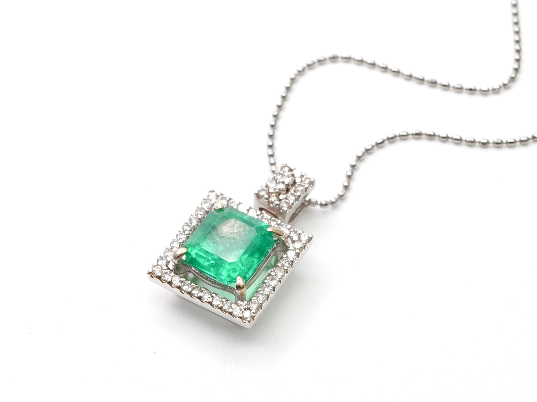 投稿記事「エメラルド ダイヤモンド ネックレス K18WG/Pt850 1.636ct D0.24ctを買取しました！」の商品画像