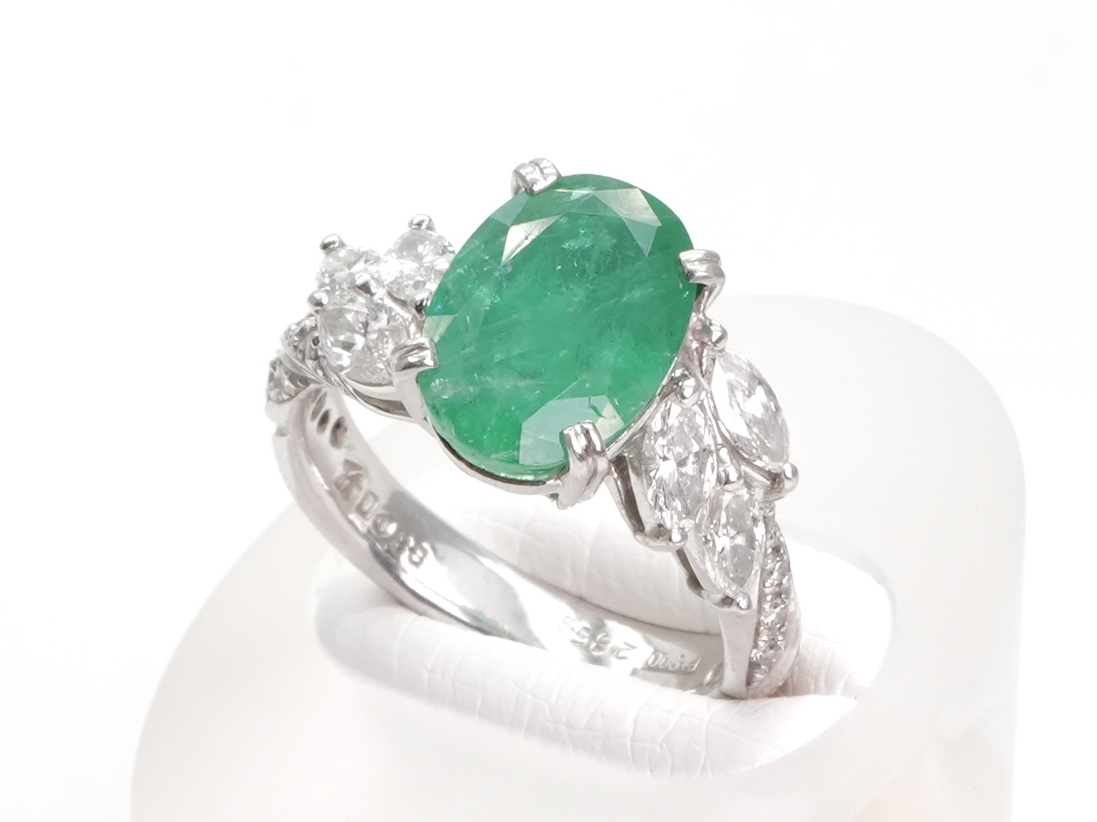 投稿記事「エメラルド ダイヤ リング Pt900 2.65ct D0.88ctを買取しました！」の商品画像