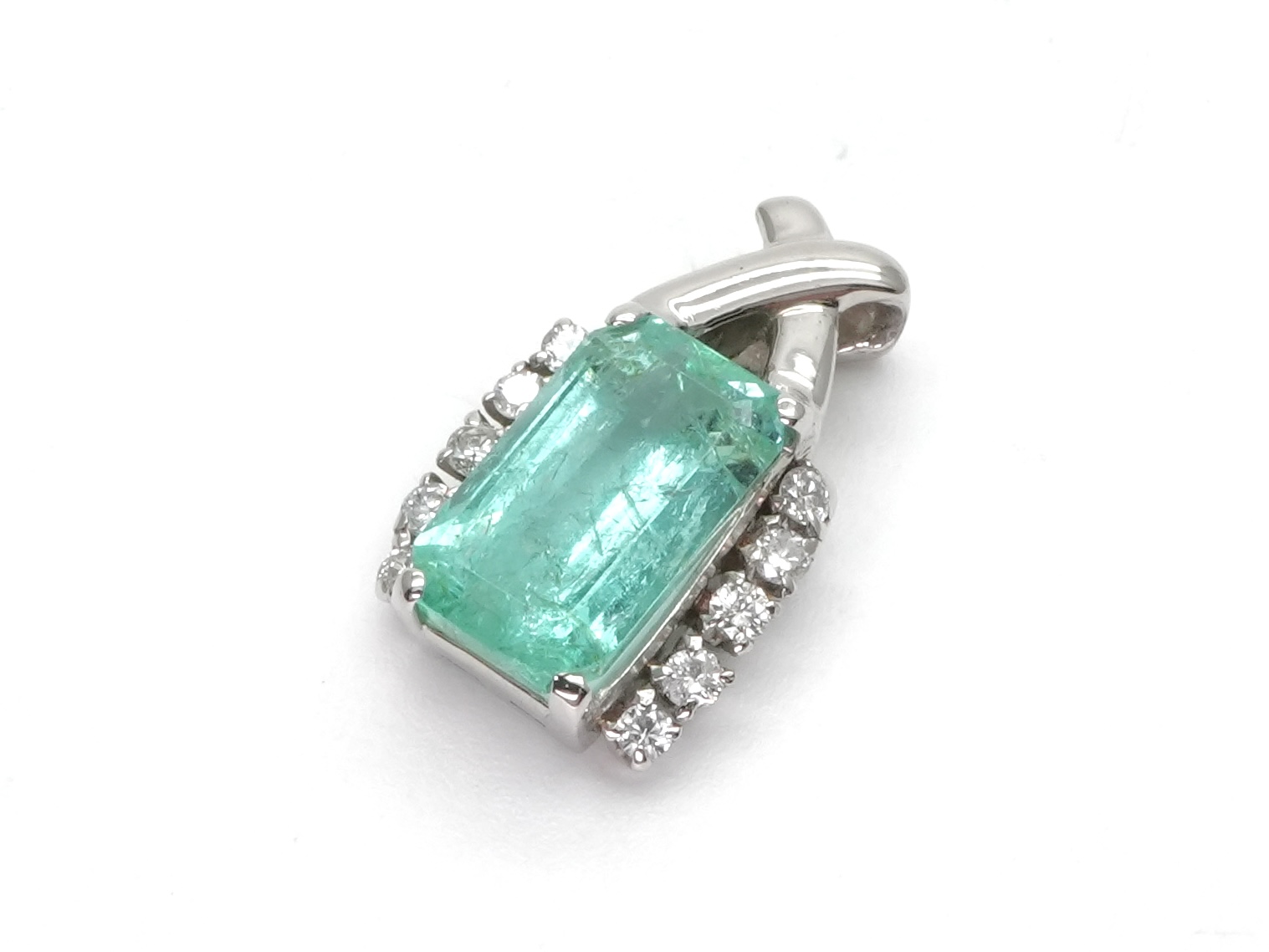 投稿記事「エメラルド ダイヤ トップ Pt9003.64ct 0.25ctを買取しました！」の商品画像