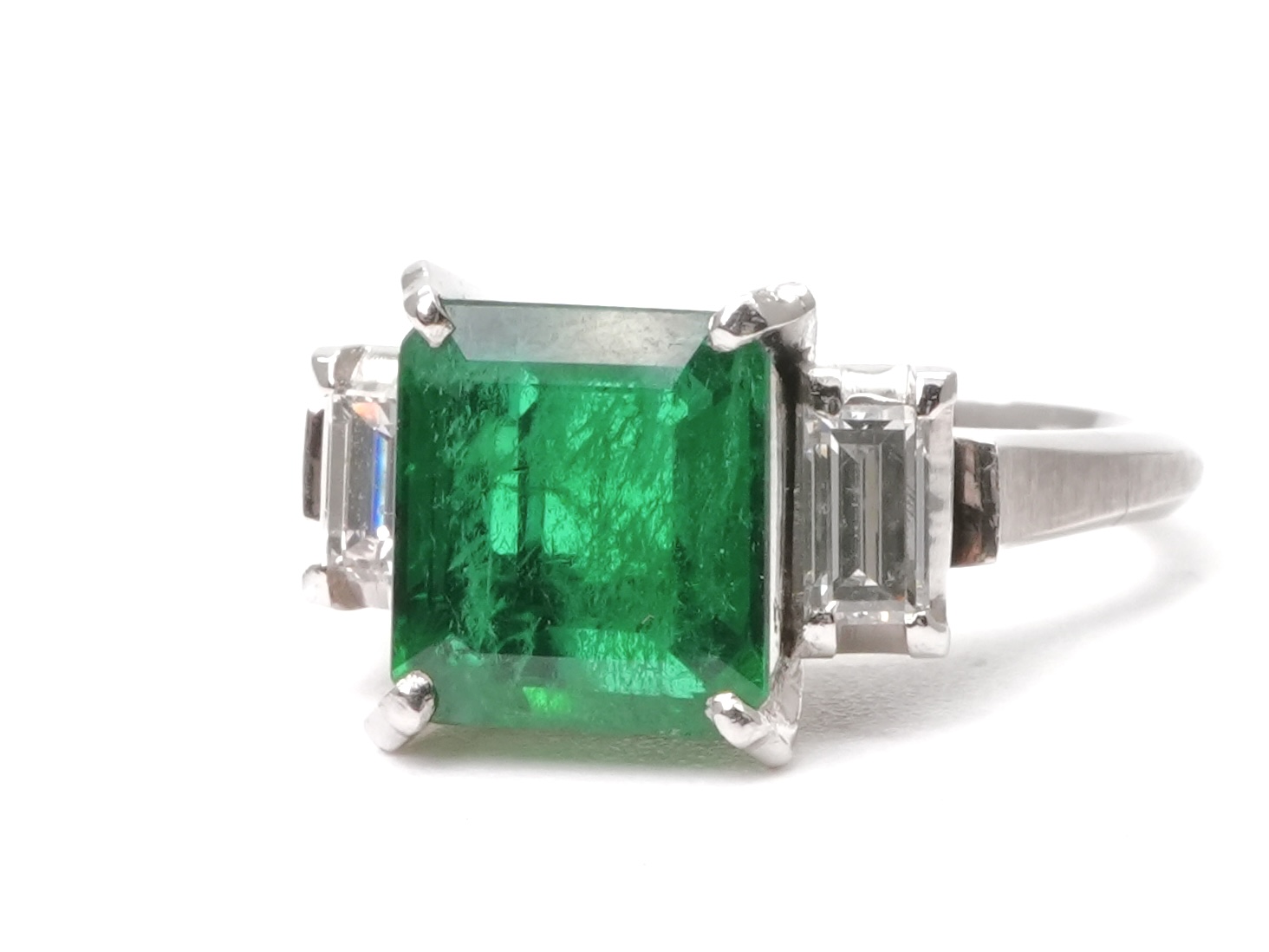 投稿記事「エメラルド ダイヤ リング pm 1.87ct 0.4ctを買取しました！」の商品画像