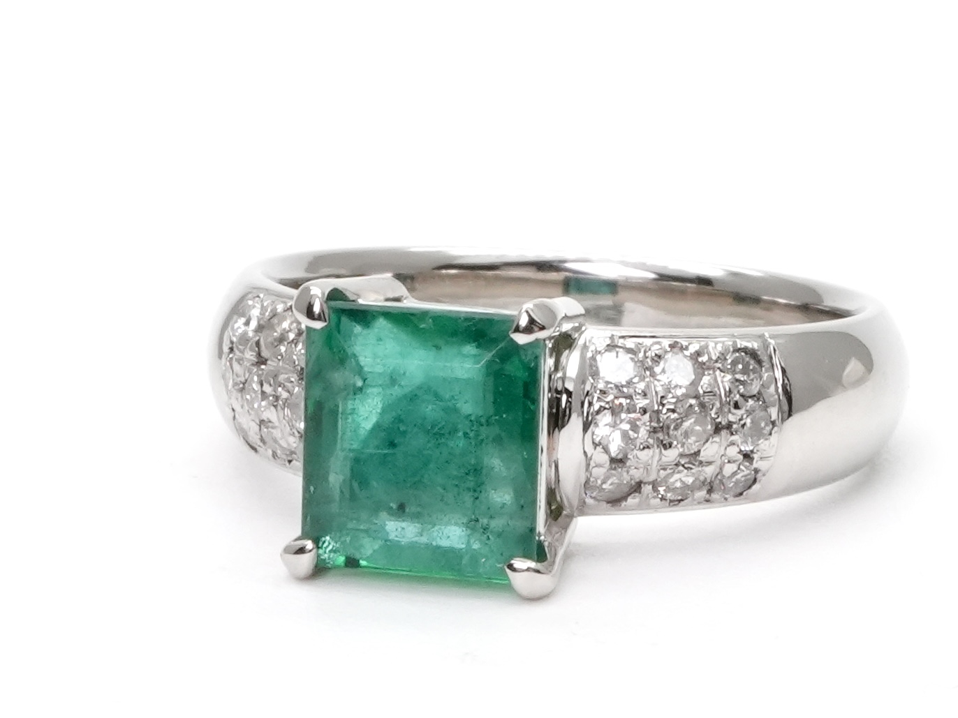 投稿記事「エメラルド ダイヤ リング pt900 1.72ct D0.305ctを買取しました！」の商品画像