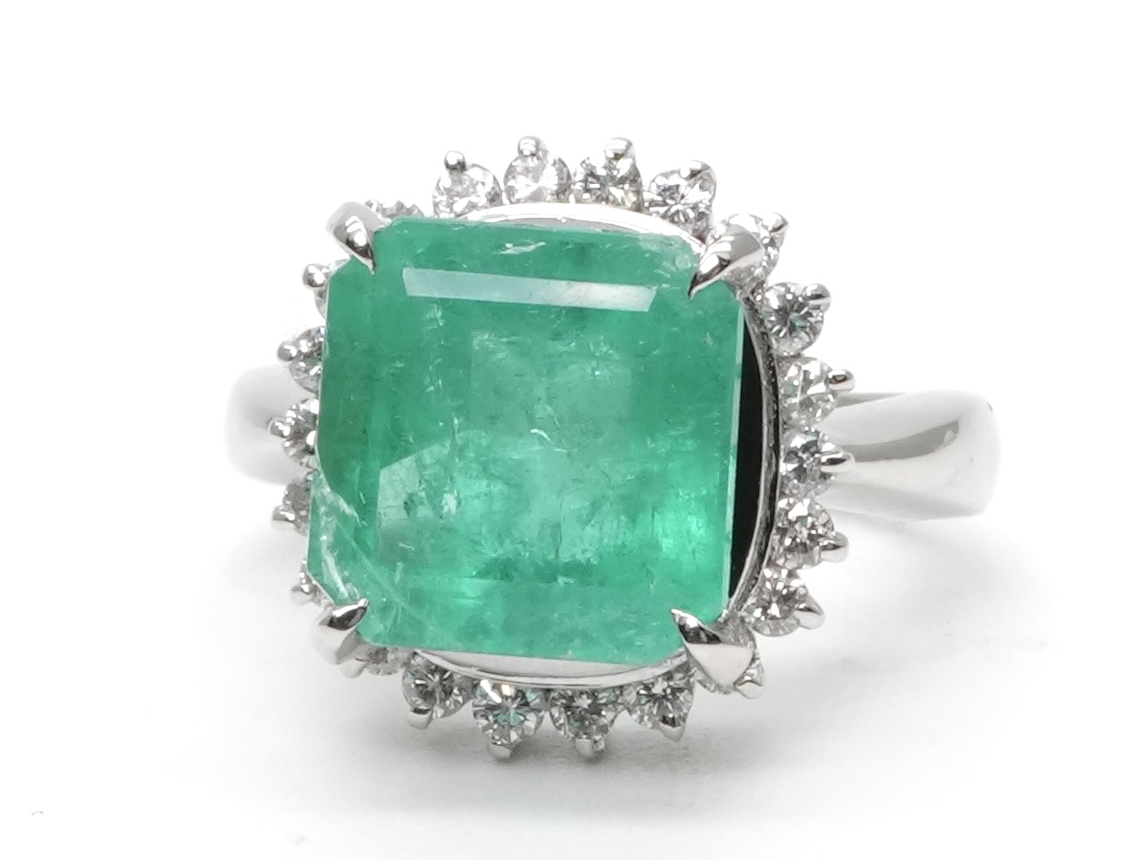 投稿記事「エメラルド pt900 4.22ct D0.42ctを買取しました！」の商品画像
