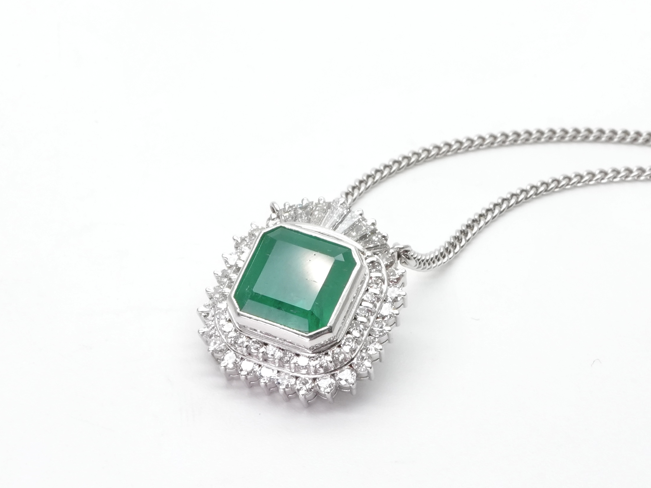 投稿記事「エメラルド ダイヤ ネックレス Pt900/Pt850 E4.06 D1.05を買取しました！」の商品画像