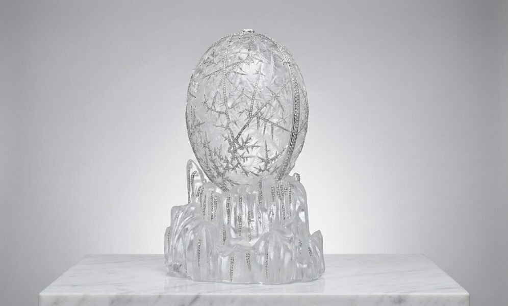 高級感のある背景とファベルジェの卵のイメージ画像