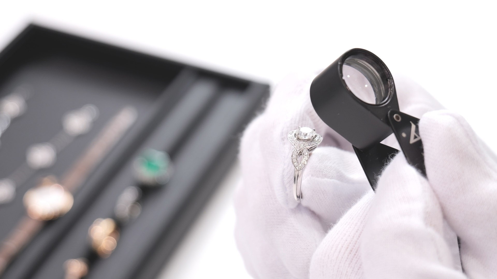 ルーペでジュエリーを鑑定しているイメージ画像