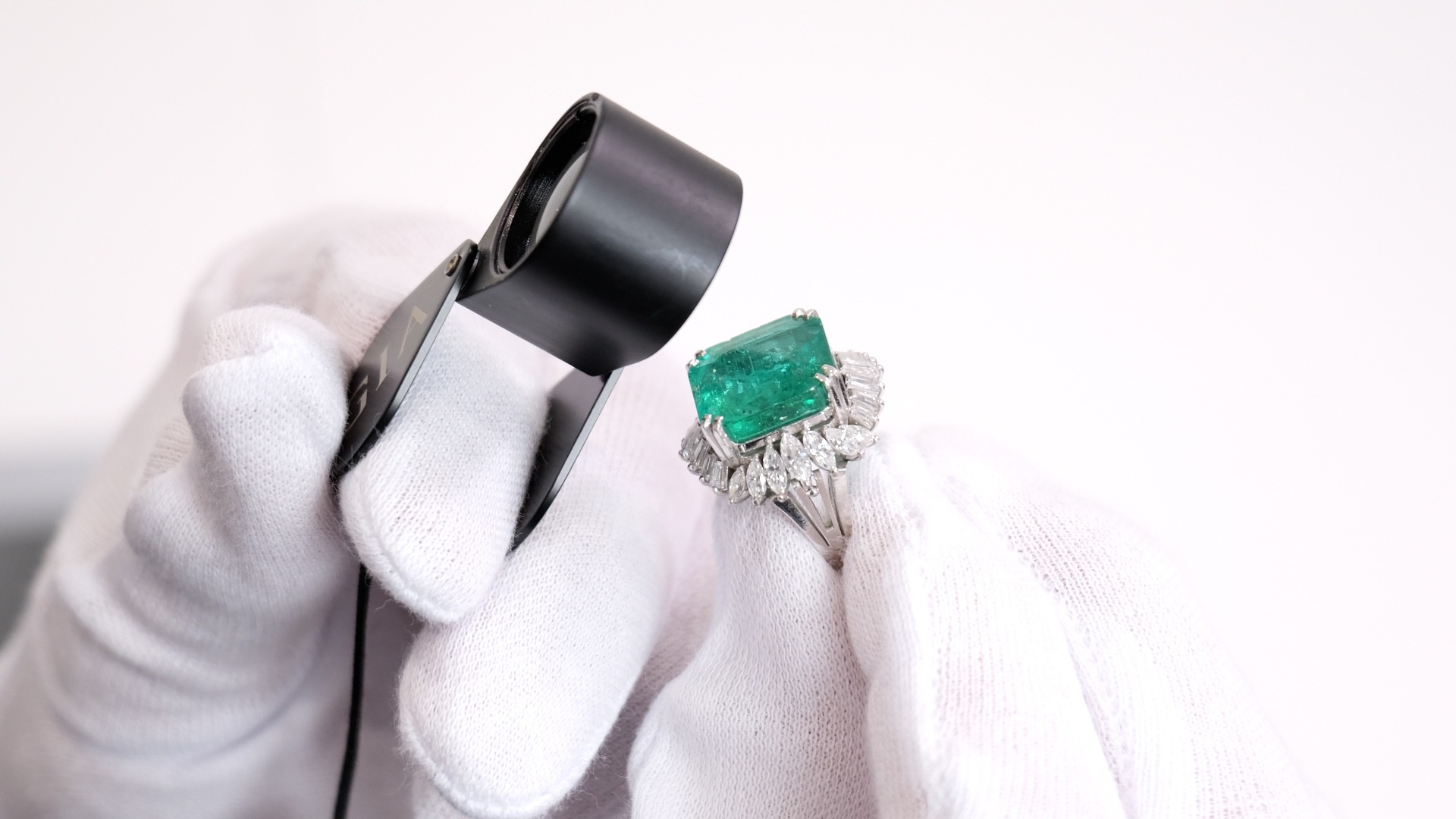 エメラルドリングの査定風景のイメージ画像
