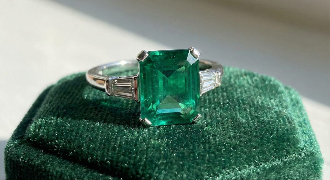 台座に乗っているエメラルドリングのイメージ画像