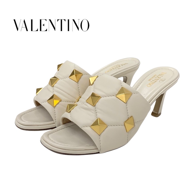 投稿記事「ヴァレンティノ ローマンスタッズ キルティング レザー サンダル アイボリーを買取しました！」の商品画像