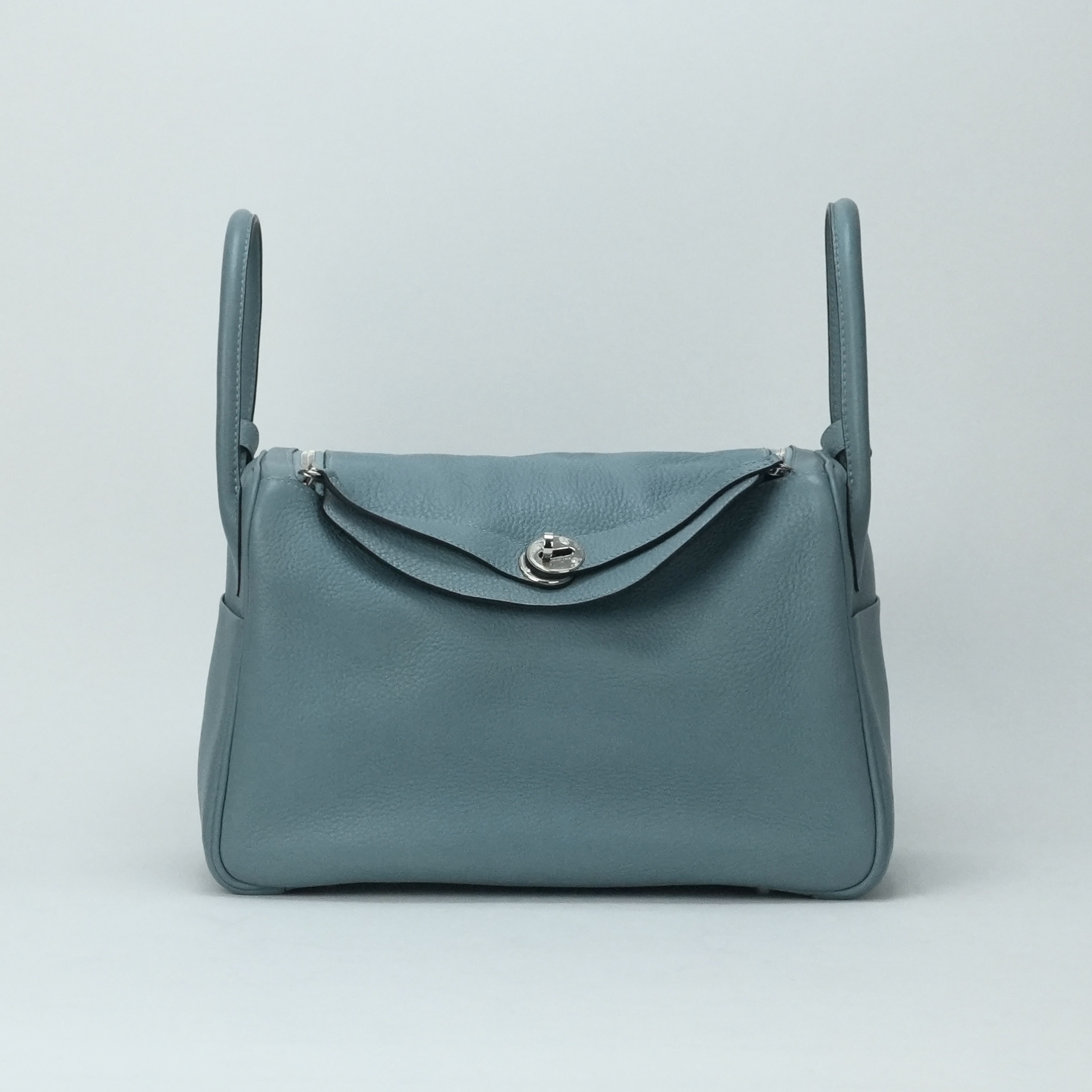 投稿記事「エルメス リンディ30 トリヨンクレマンス シエル シルバー金具を買取しました！」の商品画像