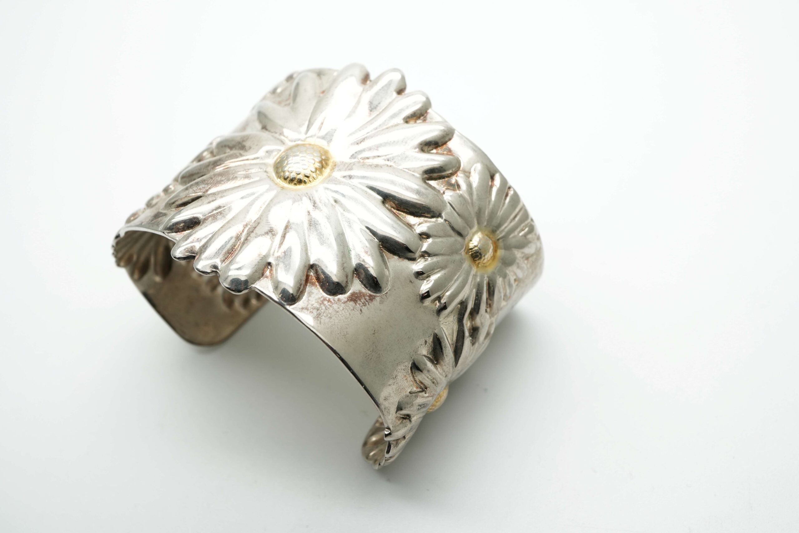 投稿記事「ティファニー フラワーカフ バングルを買取しました！」の商品画像